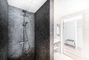 Premium Double Room, 1 Queen Bed, Sea View | Bathroom shower - Malangen Resort (Balsfjord)