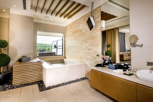 Mulan Spa Room(include 1 person Spa treatment,please contact Mulan Spa on 03-9360022 to reserve) | Private spa tub