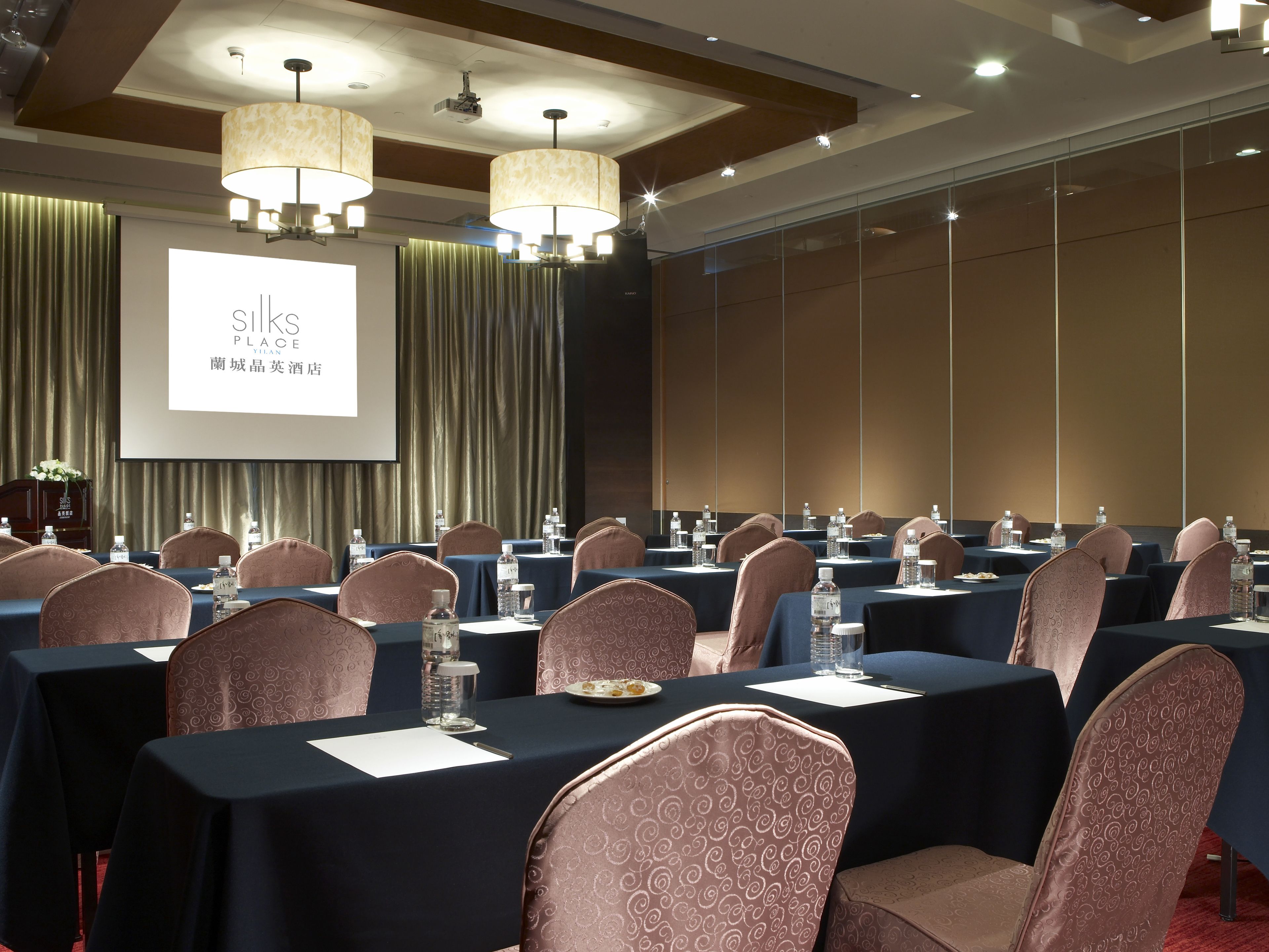 3 restaurants, breakfast, lunch, dinner served; chinese cuisine