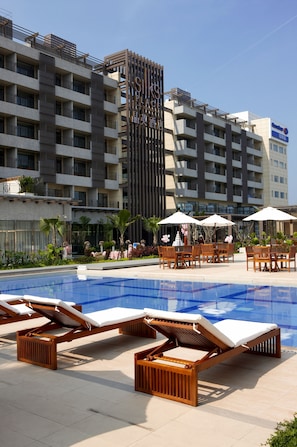Piscina interna, piscina externa sazonal, espreguiçadeiras