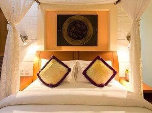 Minibar, caja de seguridad en la habitación y escritorio 