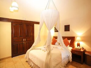 Minibar, in-room safe, desk, iron/ironing board - Lembongan Island Beach Villas (Lembongan Island)