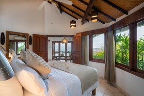 Minibar, caja de seguridad en la habitación y escritorio