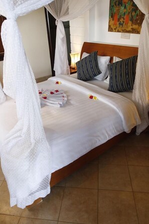 Minibaari, tallelokero huoneessa, työpöytä, silitysrauta/-lauta