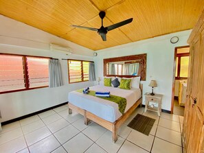 Minibar, coffres-forts dans les chambres, bureau