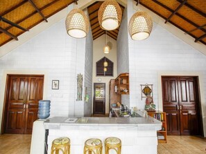 Fridge, microwave, coffee/tea maker - Lembongan Island Beach Villas (Lembongan Island)