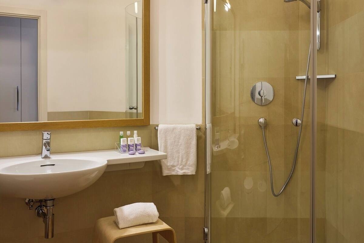 superior double or twin room, sea view, garden area | bathroom | shower, hair dryer, bathrobes, towels