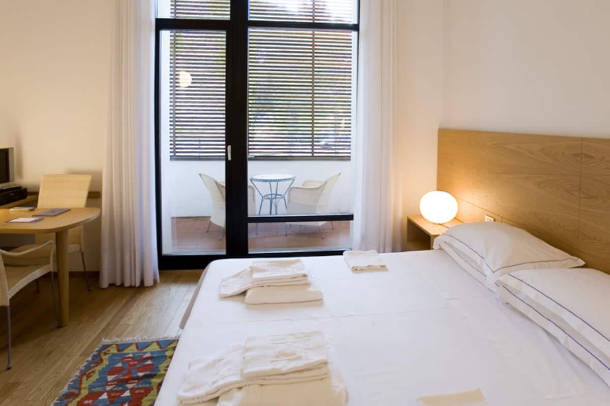 standard double room | minibar, in-room safe, free wifi, wheelchair access