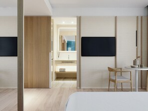 Suite – junior, terrasse, utsikt mot bukt | Minibar, safe på rommet, wi-fi (inkludert) og rullestolvennlig