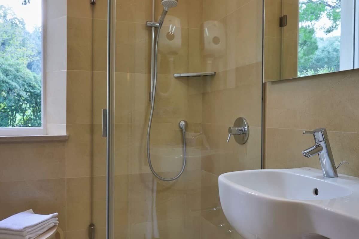 superior double or twin room, sea view, garden area | bathroom | shower, hair dryer, bathrobes, towels