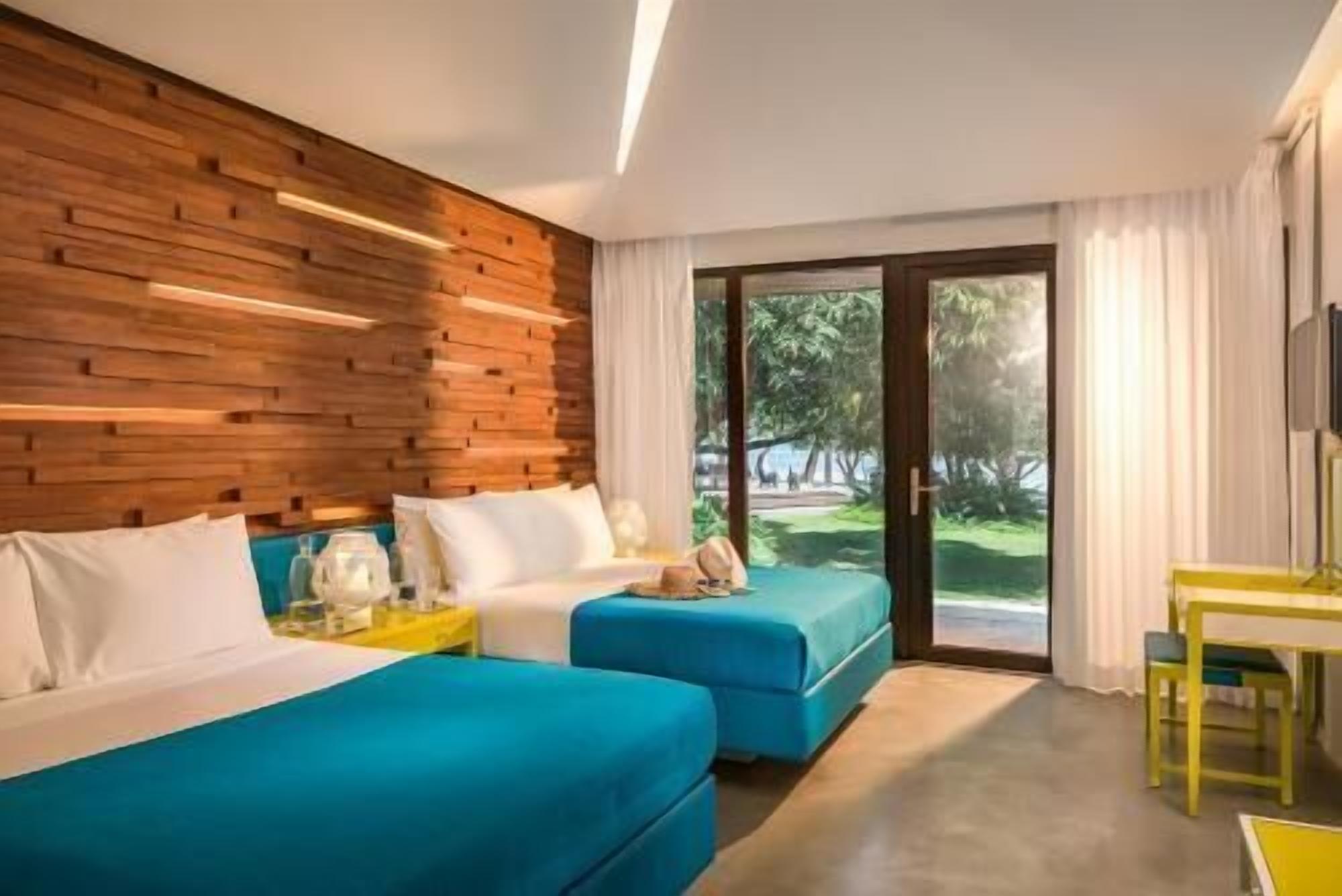 Premium bedding, in-room safe, desk, laptop workspace