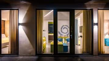 Two-Bedroom Suite,Breakfast for 4 Persons Only | 1 svefnherbergi, rúmföt af bestu gerð, öryggishólf í herbergi, skrifborð