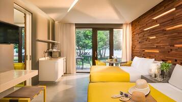 Premium bedding, in-room safe, desk, laptop workspace