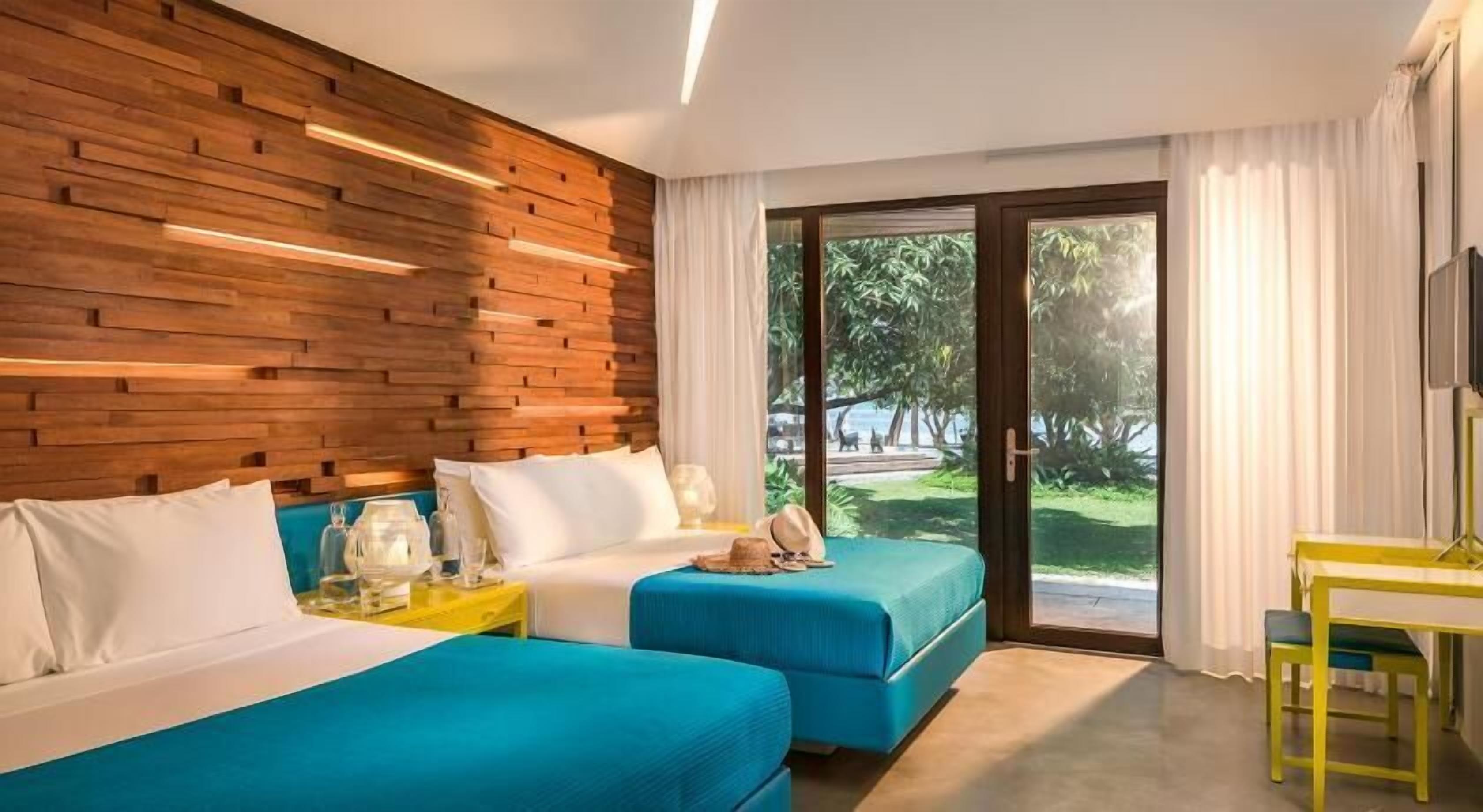 Premium bedding, in-room safe, desk, laptop workspace
