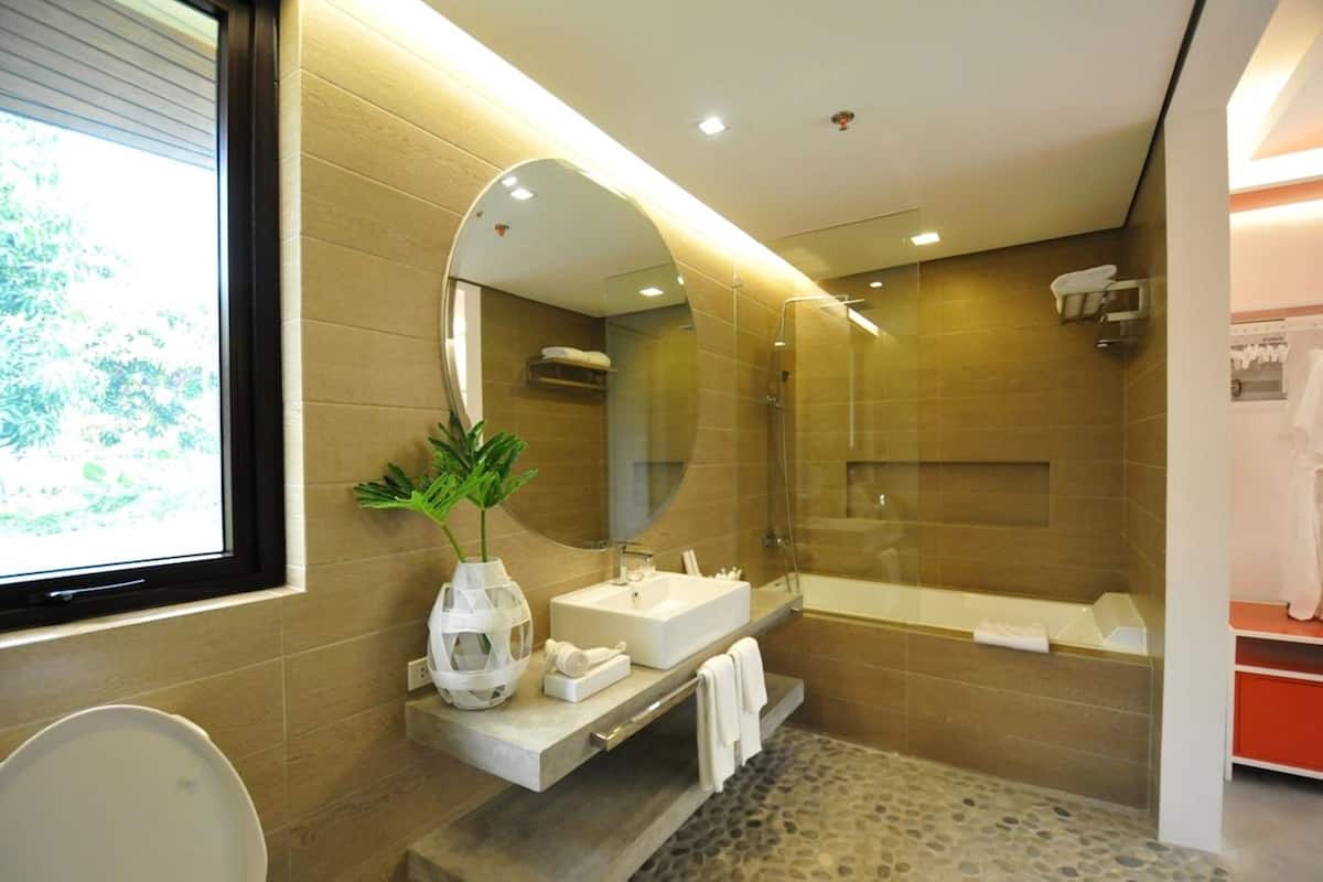 combined shower/bathtub, rainfall showerhead, free toiletries