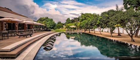 3 piscines extérieures, chaises longues