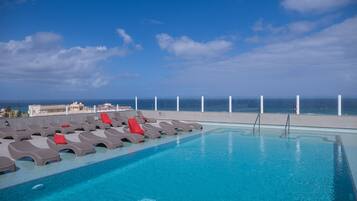 2 piscines extérieures, parasols de plage, chaises longues