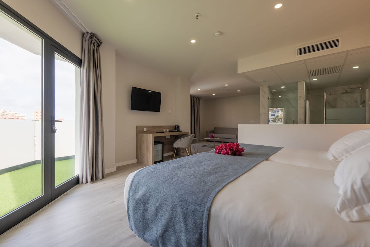 Minibar, Zimmersafe, kostenloses WLAN, Bettwäsche