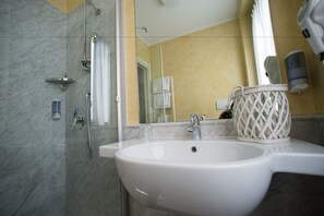Douche, articles de toilette gratuits, sèche-cheveux, bidet