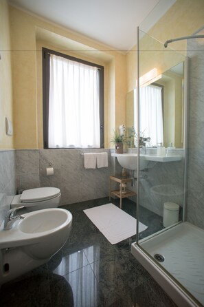 Shower, free toiletries, hair dryer, bidet - BergHotel (Bergamo)