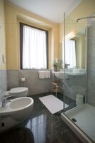 Douche, articles de toilette gratuits, sèche-cheveux, bidet