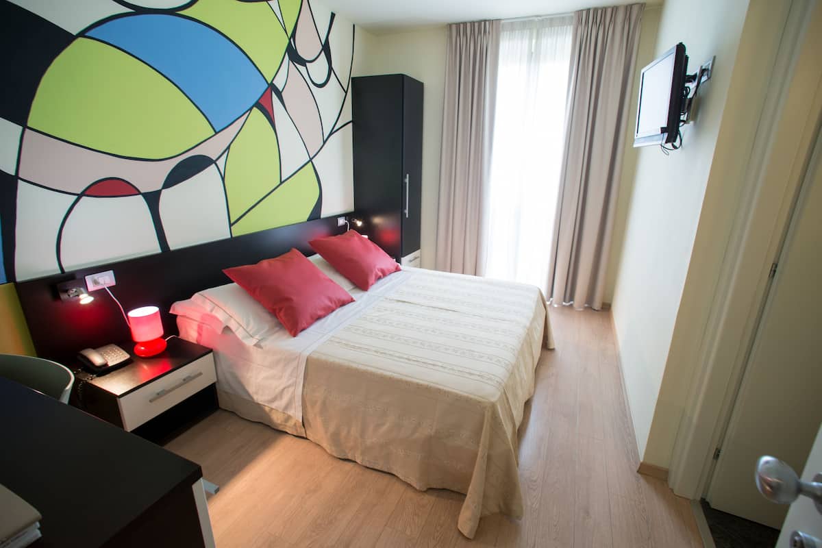 Twin Room | Minibar, in-room safe, desk, free cribs/infant beds