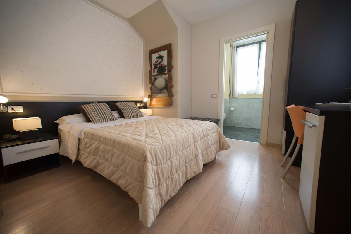 Single Room | Minibar, in-room safe, desk, free cribs/infant beds