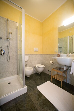 Shower, free toiletries, hair dryer, bidet
