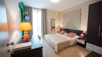 Twin kamer | Een minibar, een kluis op de kamer, een bureau, gratis babybedden