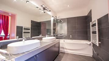 Junior Suite, Jacuzzi, City View | Baño | Ducha y bañera combinadas y bañera de hidromasaje