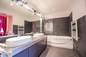 Junior Suite, Jacuzzi, City View | Bathroom | Combined shower/tub, jetted tub, free toiletries, hair dryer - B&B Galileo 2000 (Florence)