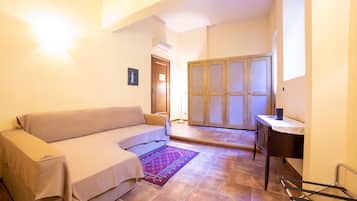 Comfort Room (K4) | Living room | 22-inch flat-screen TV with satellite channels, TV