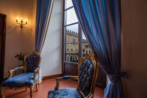 Minibar, decoración personalizada, muebles diferentes y escritorio 