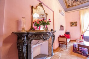 Minibar, decoración personalizada, muebles diferentes y escritorio 