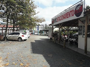 Free self parking - Oásis Chartouni Hotel (Blumenau)