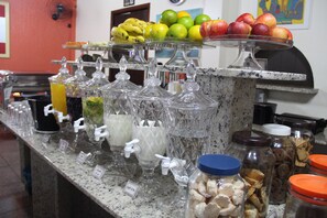 Free daily buffet breakfast - Oásis Chartouni Hotel (Blumenau)