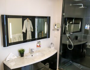 Premier-Suite, Strandnähe | Minibar, Schreibtisch, schallisolierte Zimmer, Zustellbetten