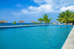 Outdoor pool - The Place Resort at Tokeh Beach (Freetown)