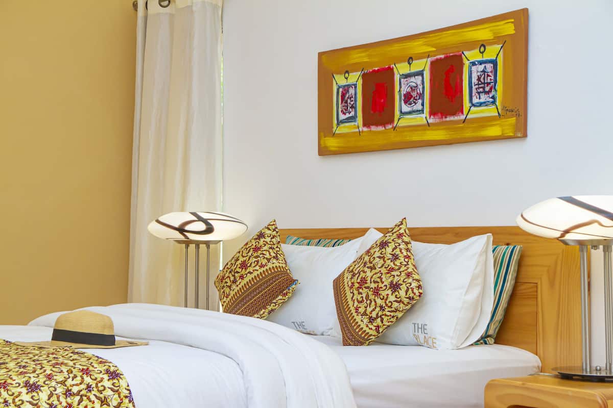 minibar, desk, soundproofing, rollaway beds