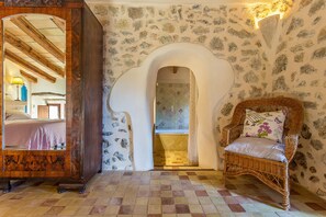 Habitación superior con 1 cama matrimonial o 2 individuales | Decoración personalizada, muebles diferentes y escritorio