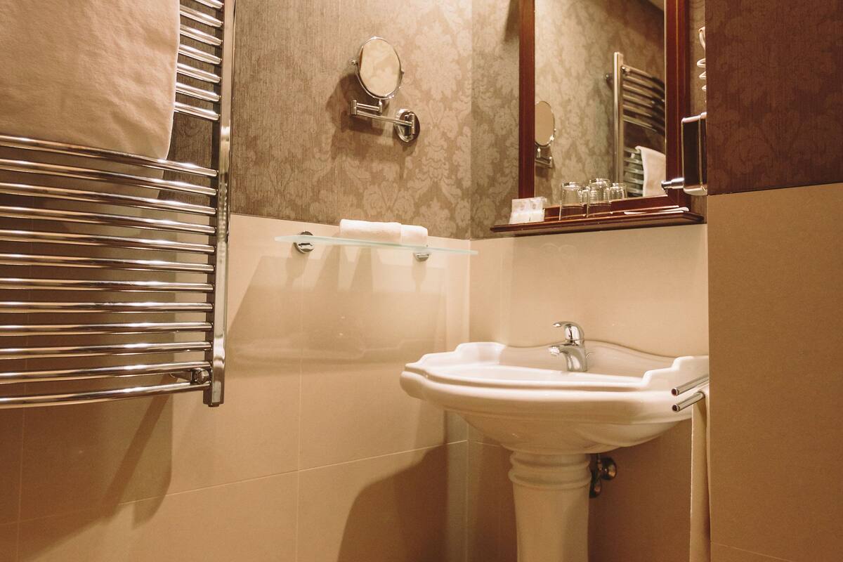 double room | bathroom | towels