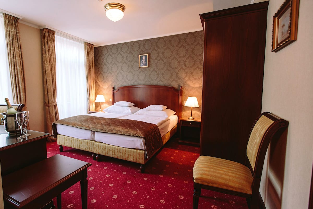 double room | in-room safe, desk, soundproofing, free cots/infant beds