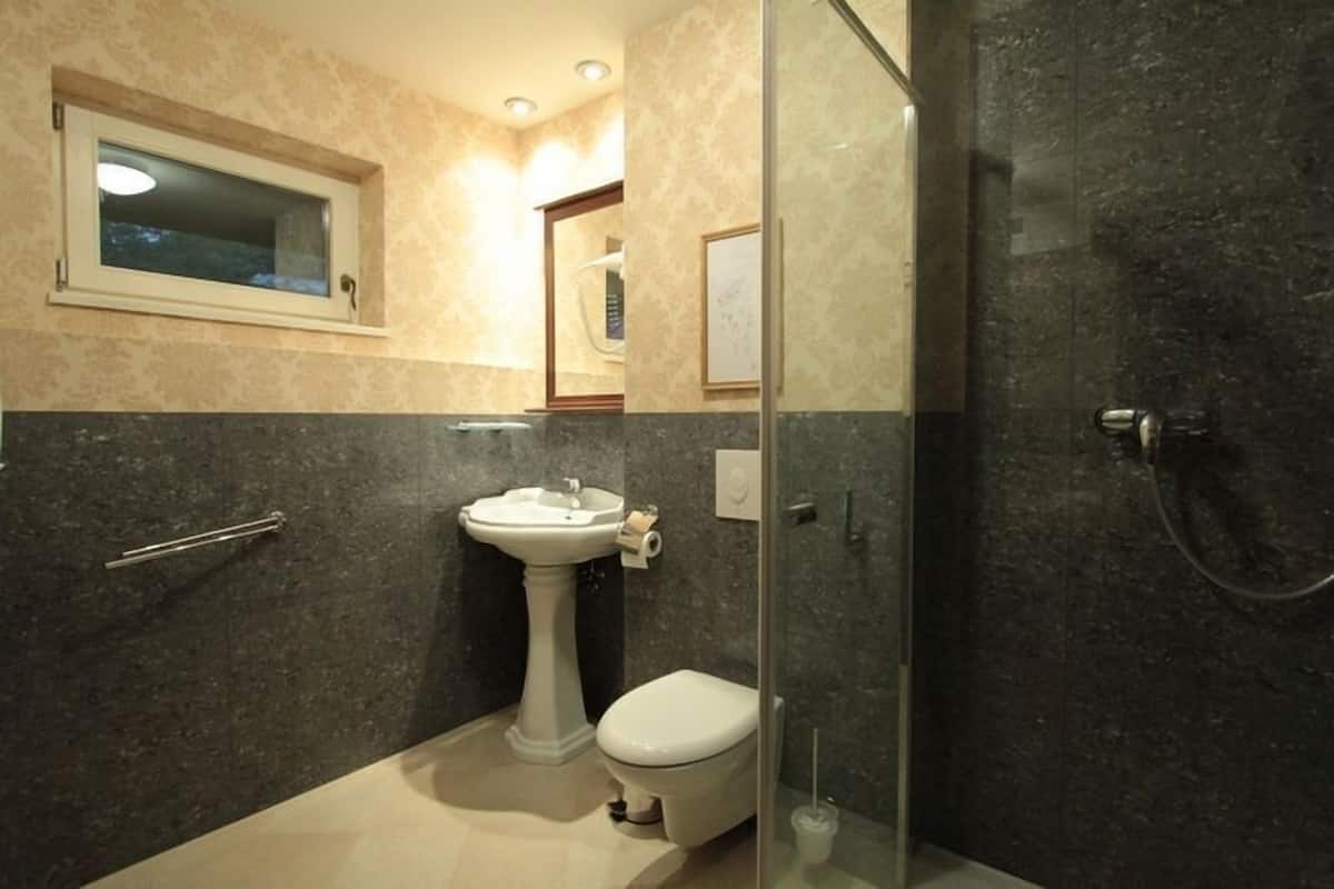 double room | bathroom | towels