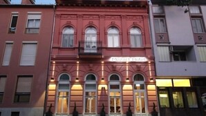 A building with a sign reading "Mozart Hotel". - Mozart Hotel (Szeged)