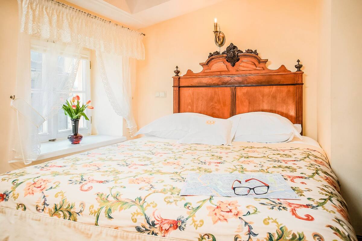 Luxe beddengoed, een kluis op de kamer, een bureau