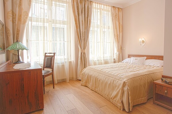 Premium bedding, in-room safe, desk, iron/ironing board