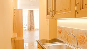 Apartment with kitchenette Grodzka 23/3 | Private kitchenette | Mini-fridge, coffee/tea maker, electric kettle