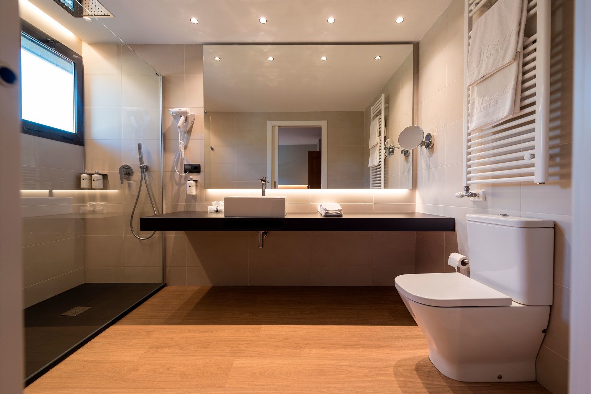 standard room | bathroom | free toiletries, hair dryer, towels