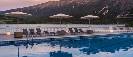 Außenpool (je nach Saison geöffnet), Sonnenschirme, Liegestühle