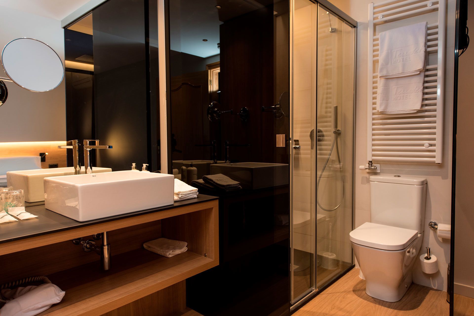 standard room | bathroom | free toiletries, hair dryer, towels